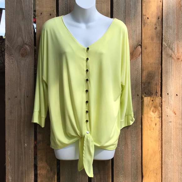 Valerie Stevens Tops - 🎈3 for $24 EUC Valerie Stevens Tie-Waist Top